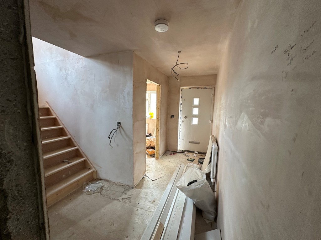 Lot: 127 - FOUR-BEDROOM DETACHED HOUSE IN NEED OF WORKS - Entrance hall